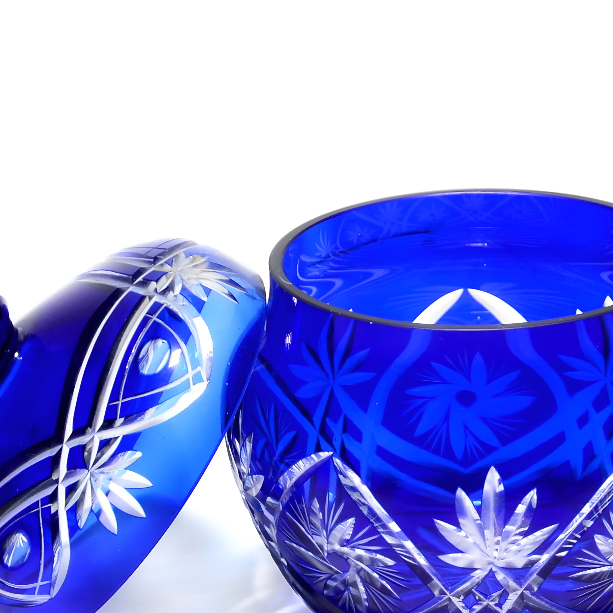 Blaues Kristallglas-Schatzkästchen, Geschliffene Glasbonbonniere, Blaue Kristalltrinketbox, Seltenes Vintage-Bohemia-Glas.